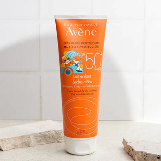 Bloqueador solar facial y corporal de muy alta protección para niños con piel sensible, máxima fotoprotección UVB-UVA, fotoestable, textura ligera, sin perfume y biodegradable.