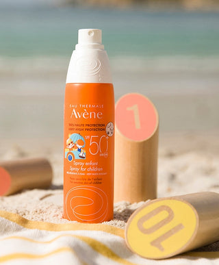 Bloqueador solar facial y corporal de muy alta protección para niños con piel sensible, máxima fotoprotección UVB-UVA, fotoestable, textura ligera, sin perfume y biodegradable.