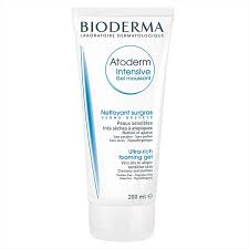 El gel limpiador de uso diario que alivia, purifica y relipidiza
  Limpia con suavidad
  Alivia la sensación de malestar y las irritaciones
  Protege de la sequedad cutánea
  La base limpiadora ultraengrasante respeta el equilibrio cutáneo y garantiza una excelente tolerancia.
  Muy fácil de aclarar