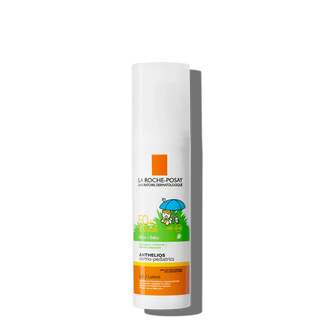 Protector solar formulado especialmente para la delicada piel de los bebés, incluso con tendencia atópica. Para cara y cuerpo, uso a partir de los 6 meses de edad. Optima protección UVB/UVA.