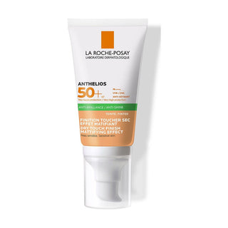 Protector solar para el rostro adecuado para pieles mixtas a grasas con un toque de color. Máxima protección UVB/UVA con un acabado mate anti-brillo. Textura no grasa, no pegajosa y sin marcas blancas.
